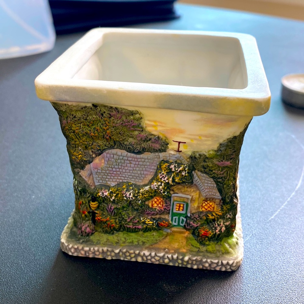 Thomas Kincade tea light holder. With 3 tea lights.